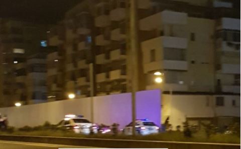 Motori përplaset me trafikndarësen, rëndë drejtuesi