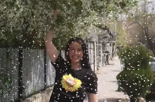 Komentuesit sulmojnë Albana Osmanin për sjelljen e saj në rrugë