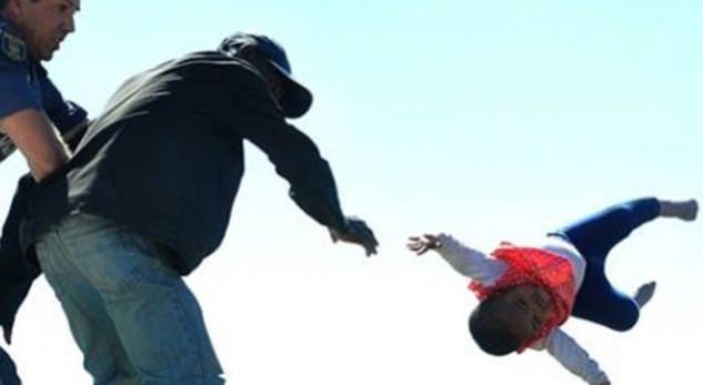 FOTOT/ Çmendet babai, hedh vajzën 6-muajshe nga çatia, mrekullia që e shpëtoi