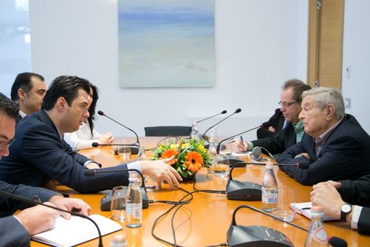 Me fondet e “Miliarderit të Kuq”: Si morën miliona Luli, Jamarbri dhe Argita nga George Soros