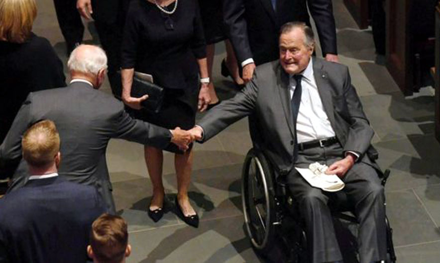Ish-presidenti Bush rëndë në spital pas funeralit të bashkëshortes