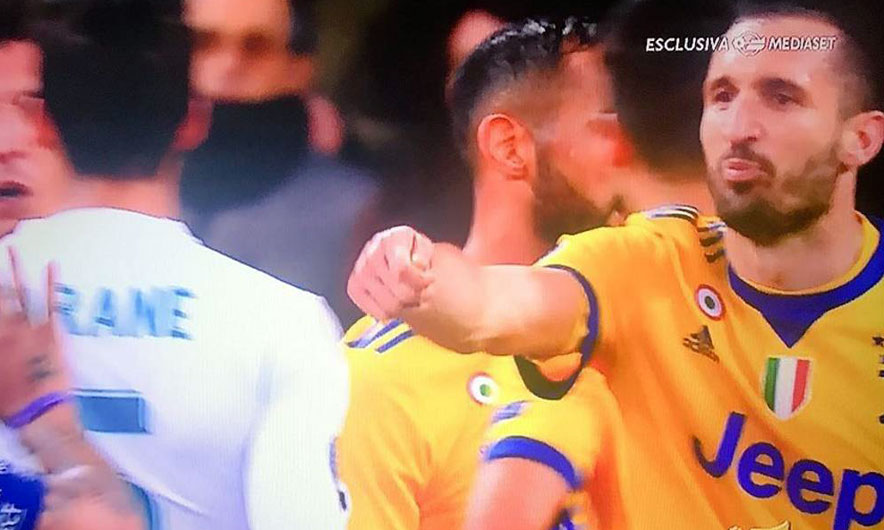 Chielini nuk përmbahet para madrilenëve: E bletë arbitrin?