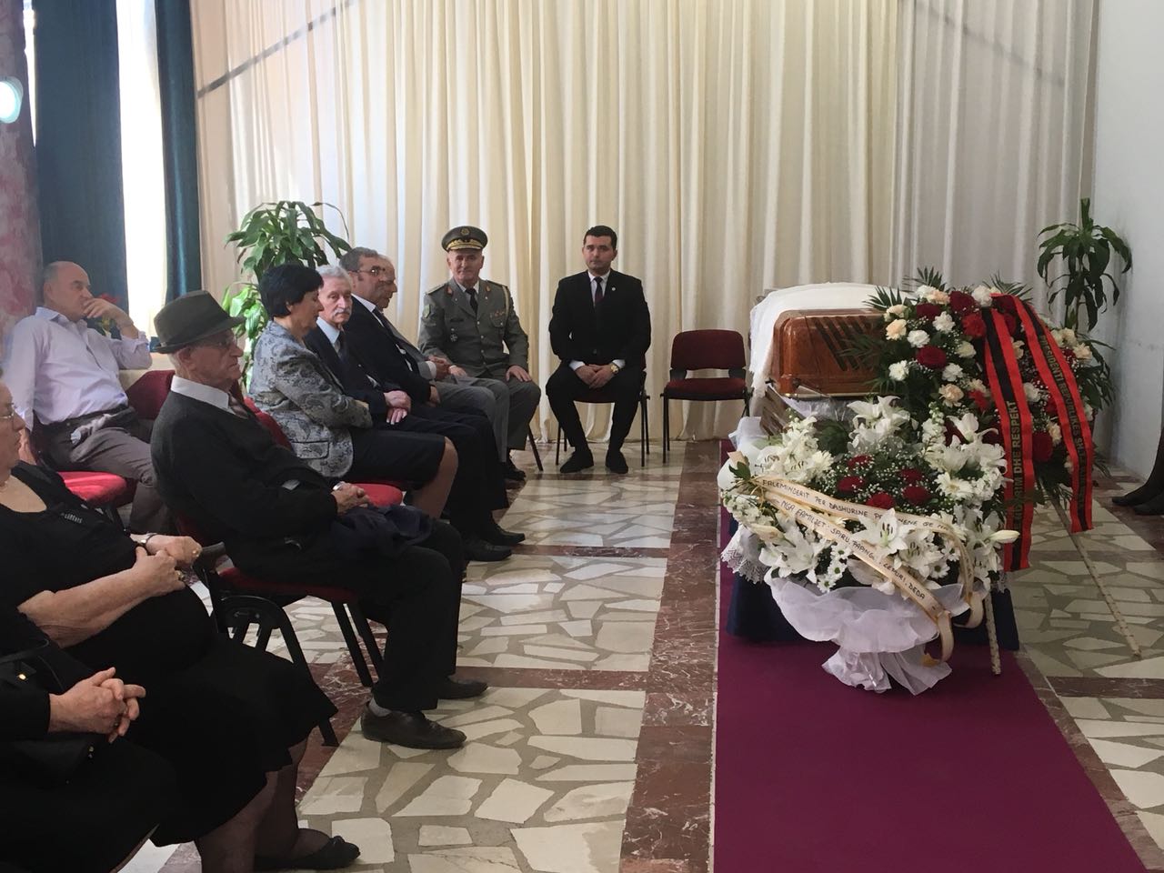 Qeveritarët shmangin homazhet për Liri Belishovën, një kurorë nga Meta