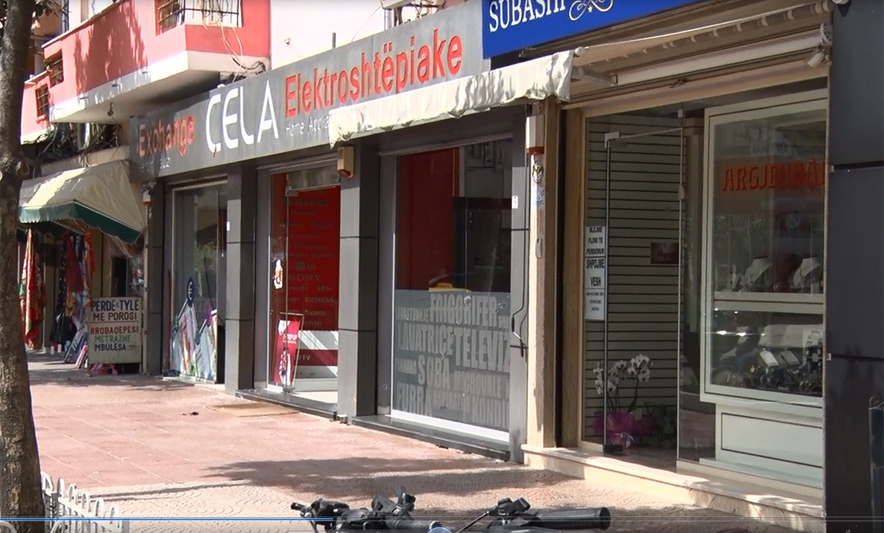 Qyteti ku biznesi nuk u bë pjesë e protestës