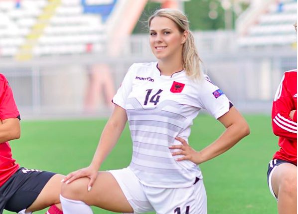 FOTOT/ Futbollistja shqiptare që po mahnit rrjetin dhe fushat e sportit me bukurinë e saj