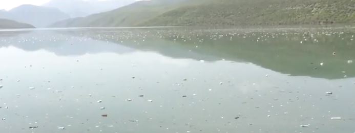 VIDEO/ Fierza kthehet në landfilld mbeturinash që vijnë edhe nga Kosova dhe Maqedonia