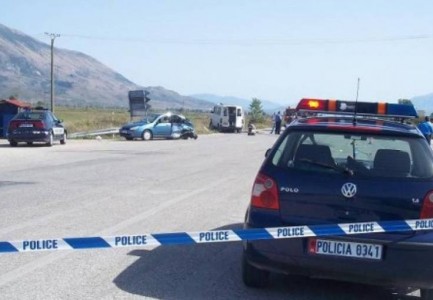 Aksident me 6 të plagosur në Rrëshen, autobusi përplaset me karrotrecin