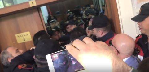 Dhuna e opozitës në gjykatë, Komiteti i Helsinkit: U cënua seanca, mos politizoni protestën!