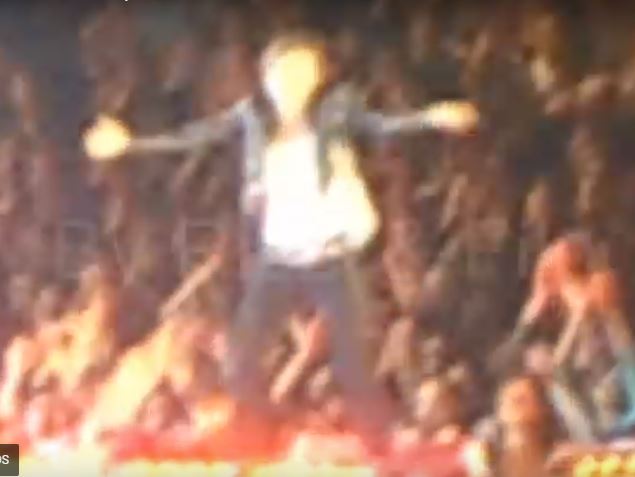 VIDEO/ Këngëtarja e njohur rrëzohet nga skena, merret me barrelë