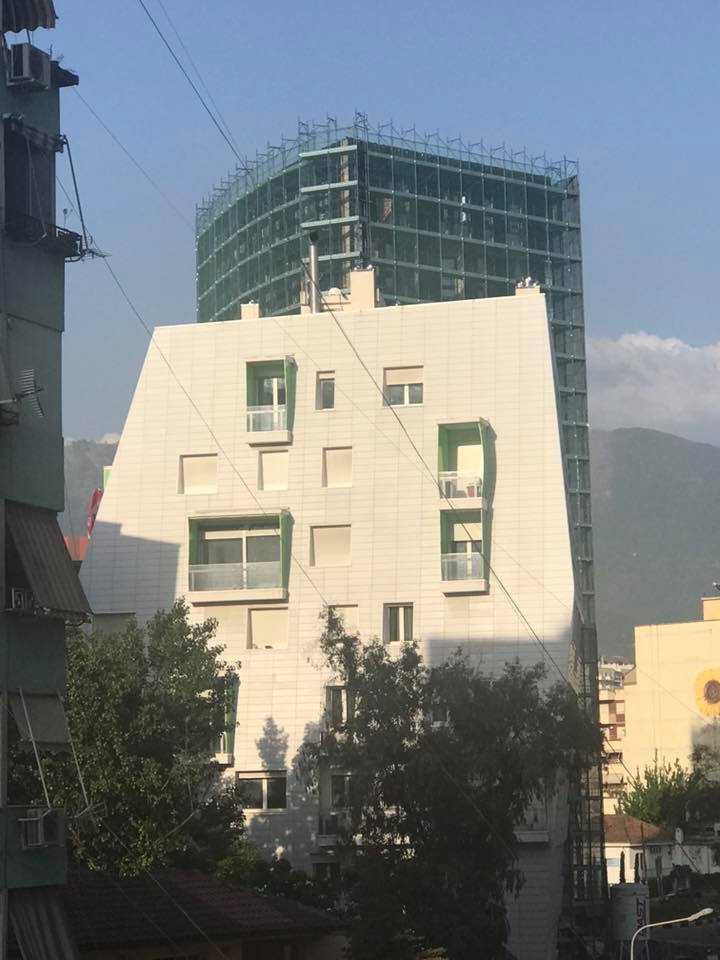 (FOTOT) Leja pallatit/ Braçe sulmon Veliajn: Ku do jetojmë ne o Lal? Po na kthen në geto