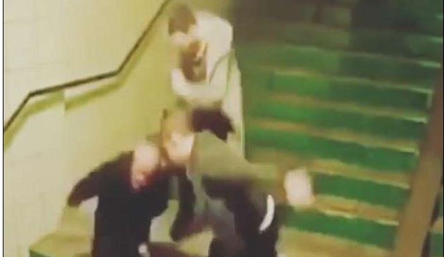 VIDEO/ U kërkoi pagesën, të rinjtë i thyejnë hundën të moshuarit