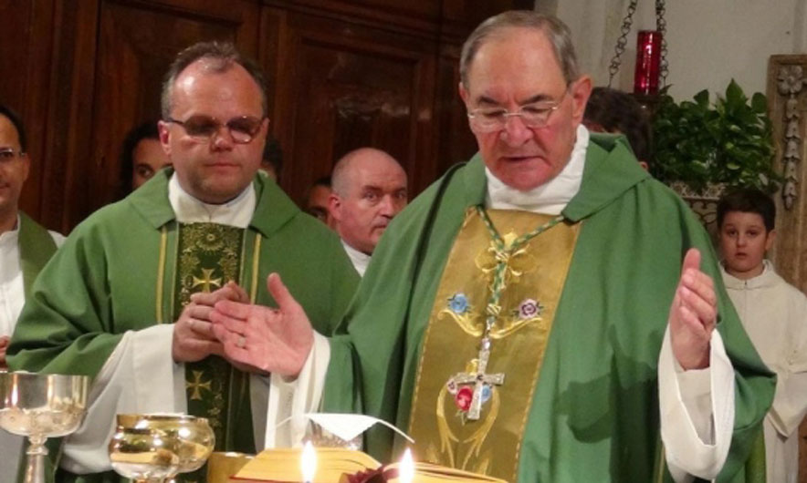 Prifti bixhozçi lë paratë në kazino, shpenzon 500 mijë euro të Kishës