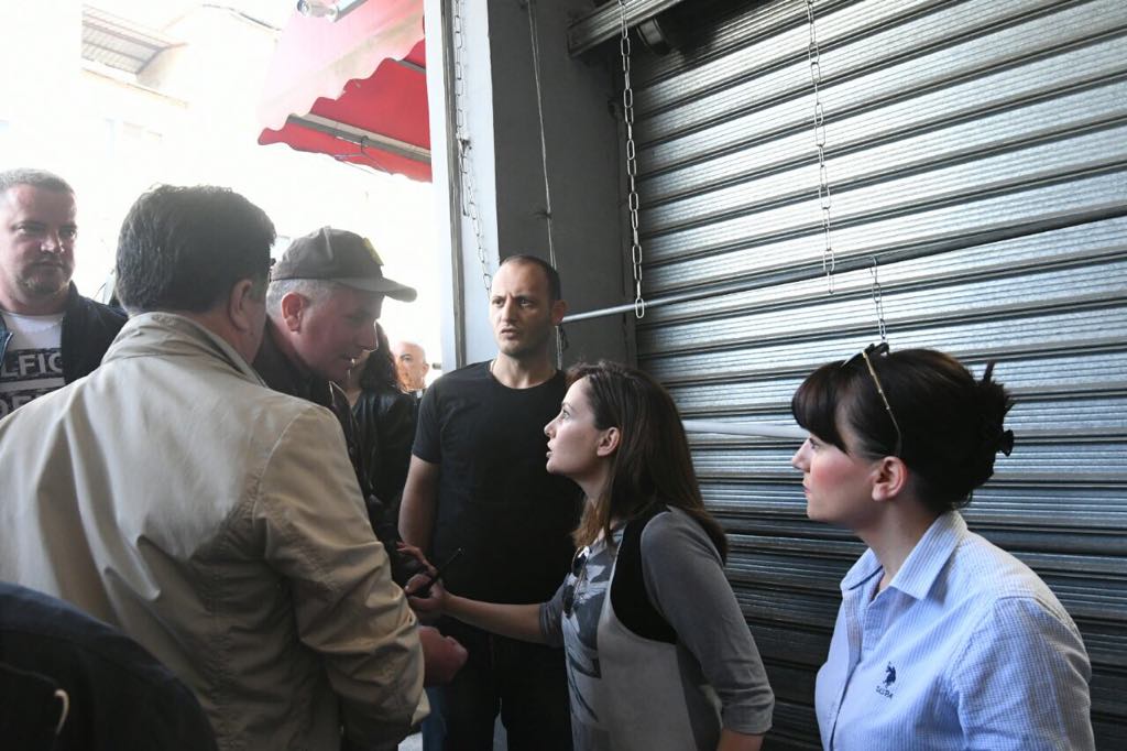 VIDEO/ ‘Pse pëllet Monika, çfarë doni këtu’, biznesi kryqëzon opozitën