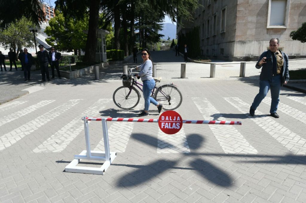 FOTOT/ Protesta para kryeministrisë nga shoqëria civile, kërkojnë heqjen e tarifës për “Rrugën e Kombit”