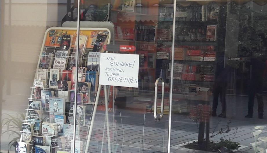 FOTOLAJM/ Biznesi që proteston vetëm për solidaritet…