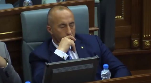 VIDEO/ Kryeministri Haradinaj bën ‘një sy gjumë’ në Parlament