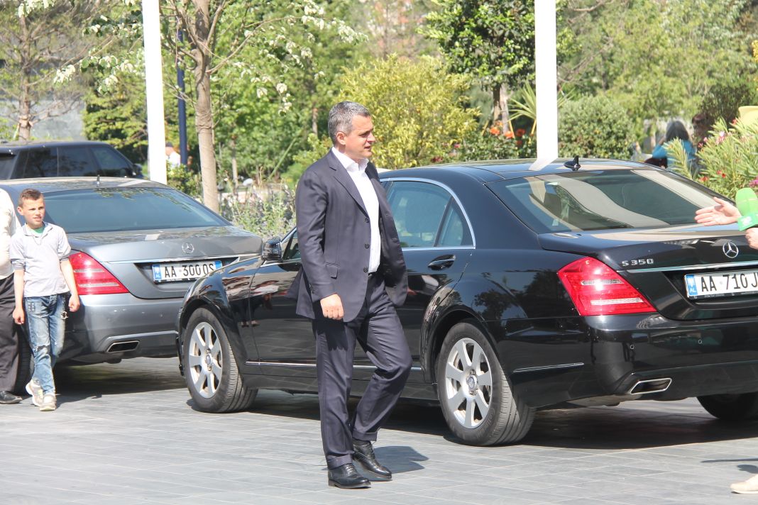 FOTO/ Deputeti i LSI në Asamblenë e PS? Vjen reagimi