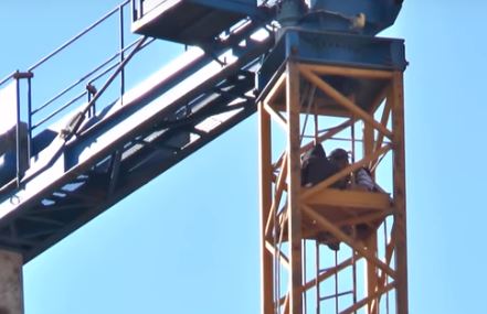 TIRANE/ Konflikt brenda familjes, burrë e grua zbresin pas 15 orësh nga vinçi