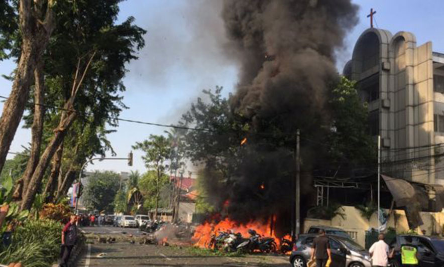 Sulmi në kishat e Indonezisë, 11 personat u vranë nga një familje kamikaze