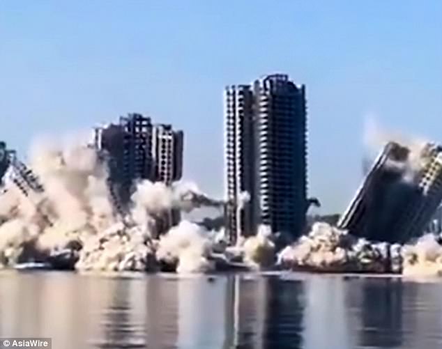 VIDEO/ Në 15 sekonda rrafshohen 4 kulla që kishin kushtuar miliarda, pronarit i mbaruan paratë