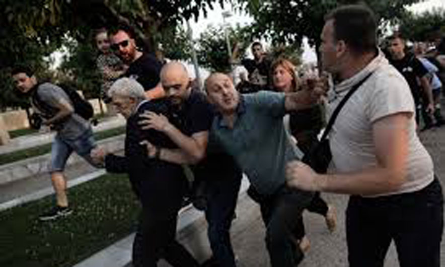 VIDEO/ Kryebashkiaku i Selanikut dhunohet nga nacionalistët