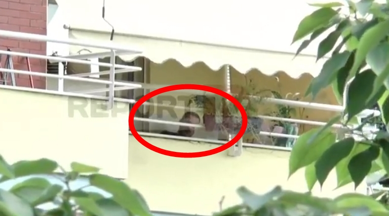 Me stilolaps në dorë dhe duke pirë cigare, kjo është dita e parë e Tahirit nën arrest shtëpie