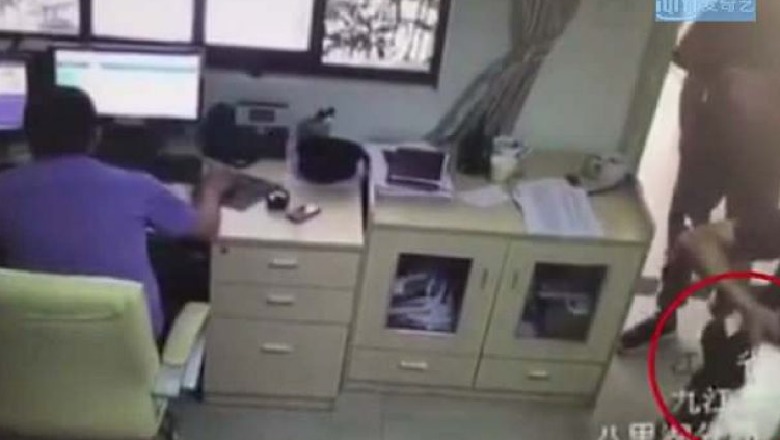 VIDEO/ Shkon në polici për t’u sqaruar me ish gruan, befas nxjerr thikën për ta therur!