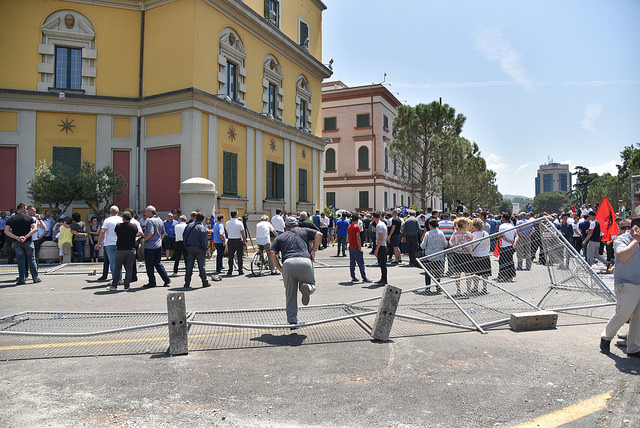 FOTOT/ Kaosi që lanë pas protestuesit