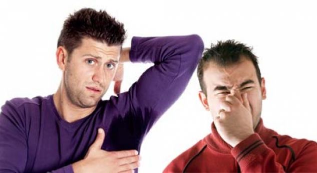 Tre mënyra për të shmangur djersitjen dhe erën e keqe