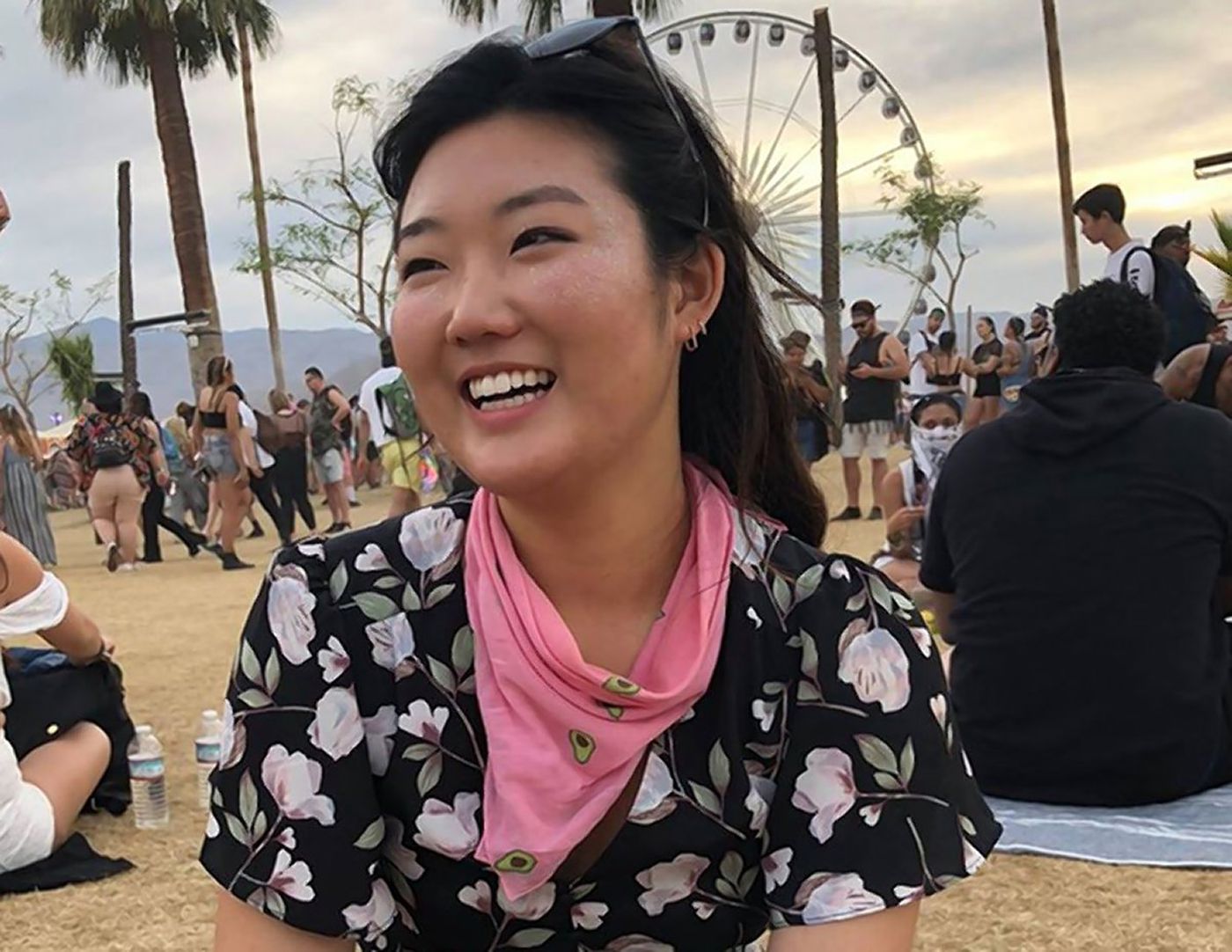 VIDEO/ Profesoresha e kritikon për pantallonat e shkurtra, studentja i bie shkurt…i heq të gjitha