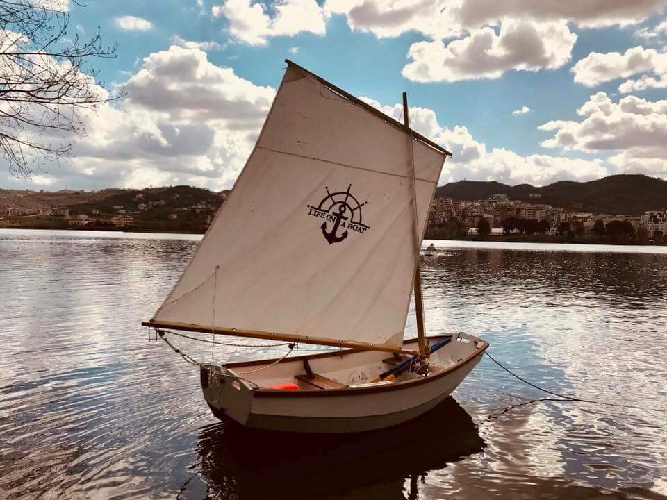 Xhiro me varka dhe muzikë, Liqeni i Tiranës siç nuk e keni parë ndonjëherë (GALERI)