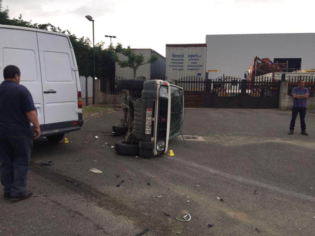 Makina del nga rruga dhe rrokulliset, 3 policë të plagosur