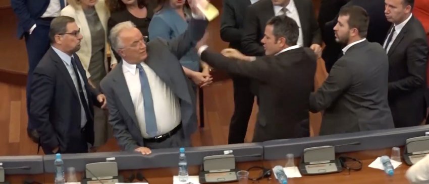 VIDEO/ Kosovë, Kuvendi kthehet në ring, deputetët rrihen me njëri-tjetrin