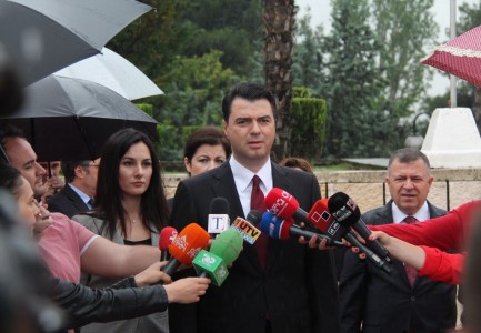 Kë nderon në “Varrezat e Dëshmorëve”, Lulzim Basha?!