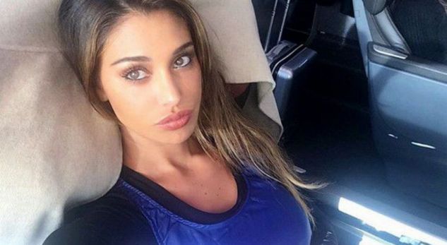 FOTOT/ Belen Rodriguez në siklet, era i ngre fustanin dhe…
