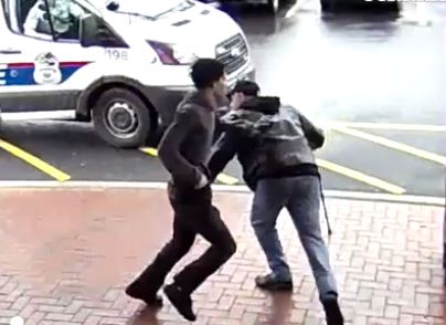 VIDEO/ I moshuari hero, neutralizon grabitësin e armatosur