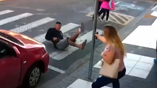 VIDEO/ I armatosuri tenton të rrëmbejë fëmijët në shkollë, nëna-police e vret