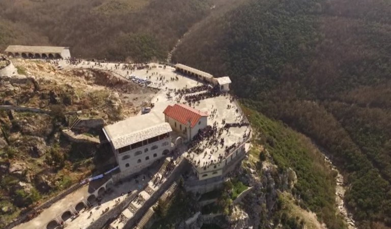 FAKSIMILET/ Në 1973 komunistët kërkuan që Kisha e Laçit të kthehej në repart ushtarak