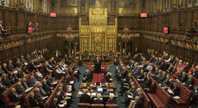 Lordët i japin Parlamentit një alternativë të Brexit-i