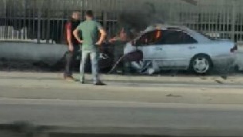 Autostrada “Tiranë-Durrës”, mercedesi godet trajlerin e ndaluar dhe merr flakë