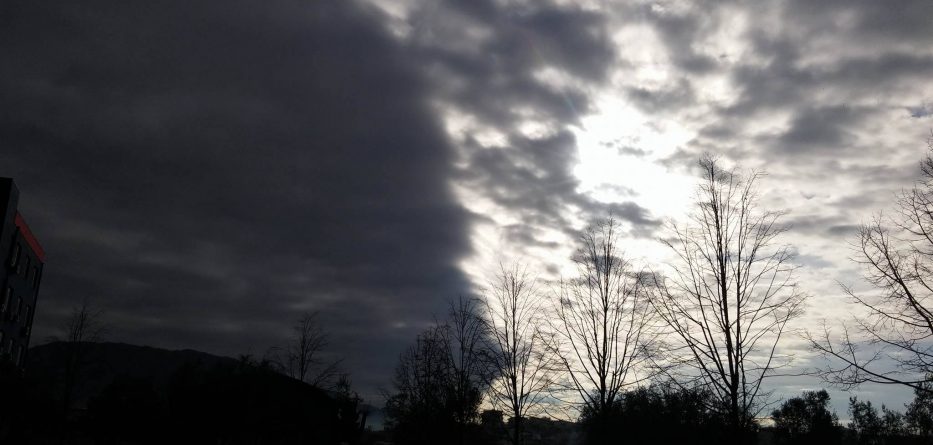 Sërish rrebeshe dhe erëra, ja çfarë parashikojnë sinoptikanët për sot