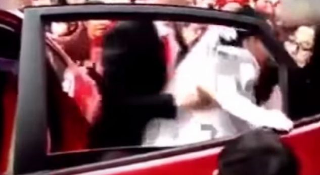 VIDEO/ Dhëndrri nxjerr me dhunë nusen nga vetura e ceremonisë, ja shkaku