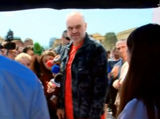 Panairi i Punës/ Rama batuta punonjëses së entuziazmuar “Lëre fotografinë, por fol”!