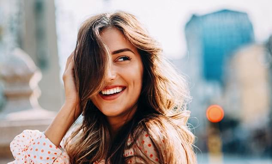 Dëmtimi i lëkurës, plakja, flokët e dobët; ja vitaminat që ju duhen