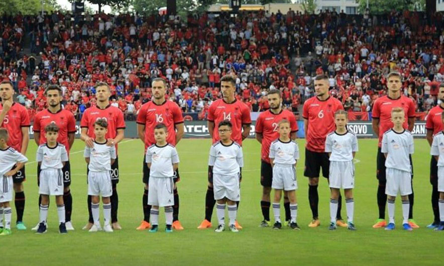 Fotot/ Tifozët fajësojnë Panuçin për humbjen: Duhet shkarkuar urgjentisht!