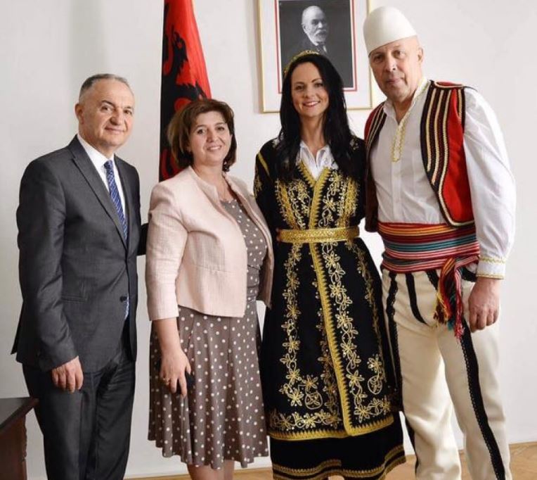 Kryebashkiaku i Pragës vesh kostumin kombëtar shqiptar dhe viziton ambasadën tonë