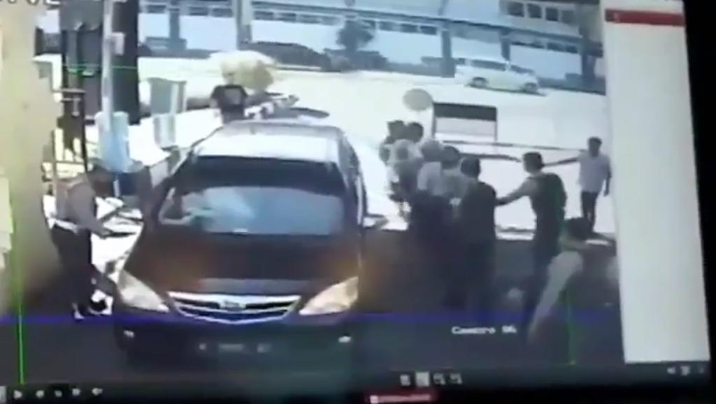 VIDEO/ Momentet kur kamikazët hedhin veten në erë në stacionin policor