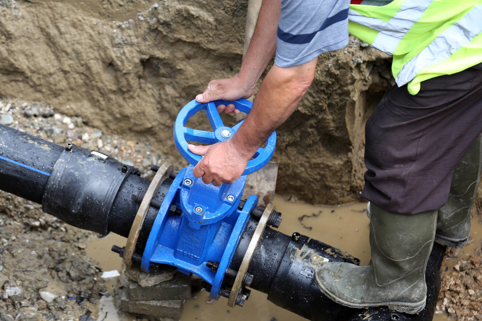 FOTOT/ Vihet në punë linja e re e ujësjellësit në rrugën “Irfan Tomini”
