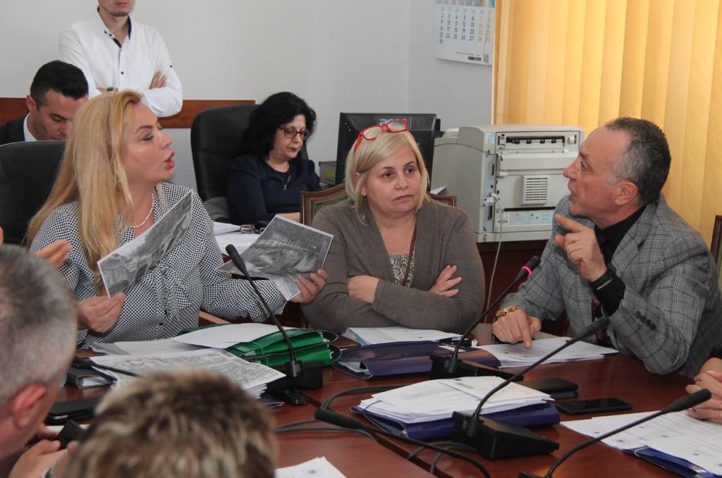 VIDEO/ Sherr në komision, Vokshi fyen rëndë Kumbaron, reagojnë deputetët e PS