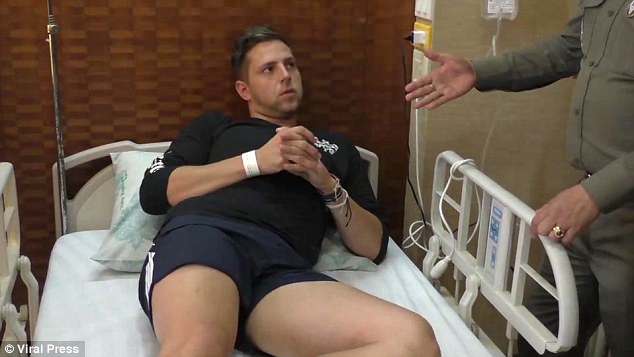 VIDEO/ I kapi gruan nga të pasmet, burri ia kthen me thikë turistit